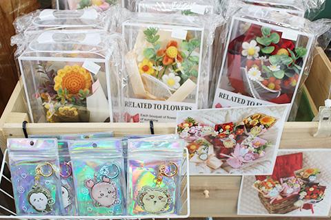 毛糸フラワー・ちいかわキーホルダー付